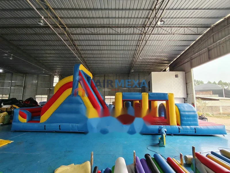 Pista de obstáculos inflable de 12 metros instalada en evento con soplador
