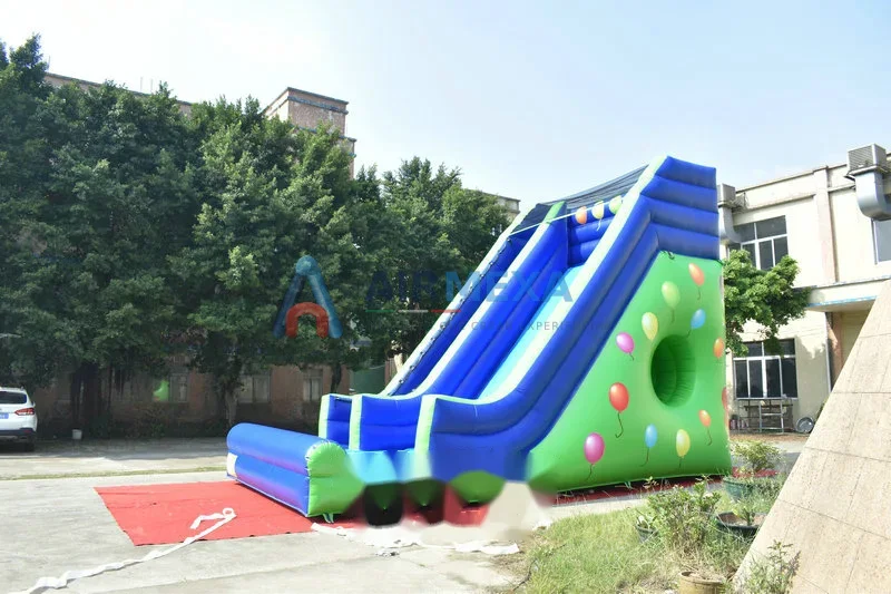 Resbaladilla inflable con temática de globos de colores instalada en un evento