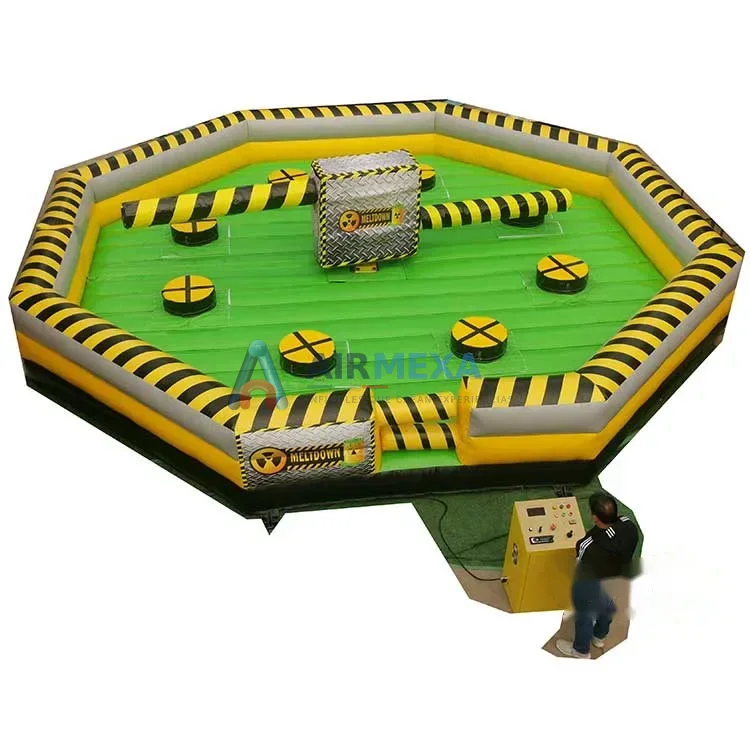Juego inflable Meltdown de 8 jugadores con brazos giratorios en evento