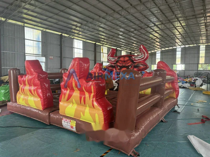 Colchón inflable comercial para toro mecánico en operación durante un evento