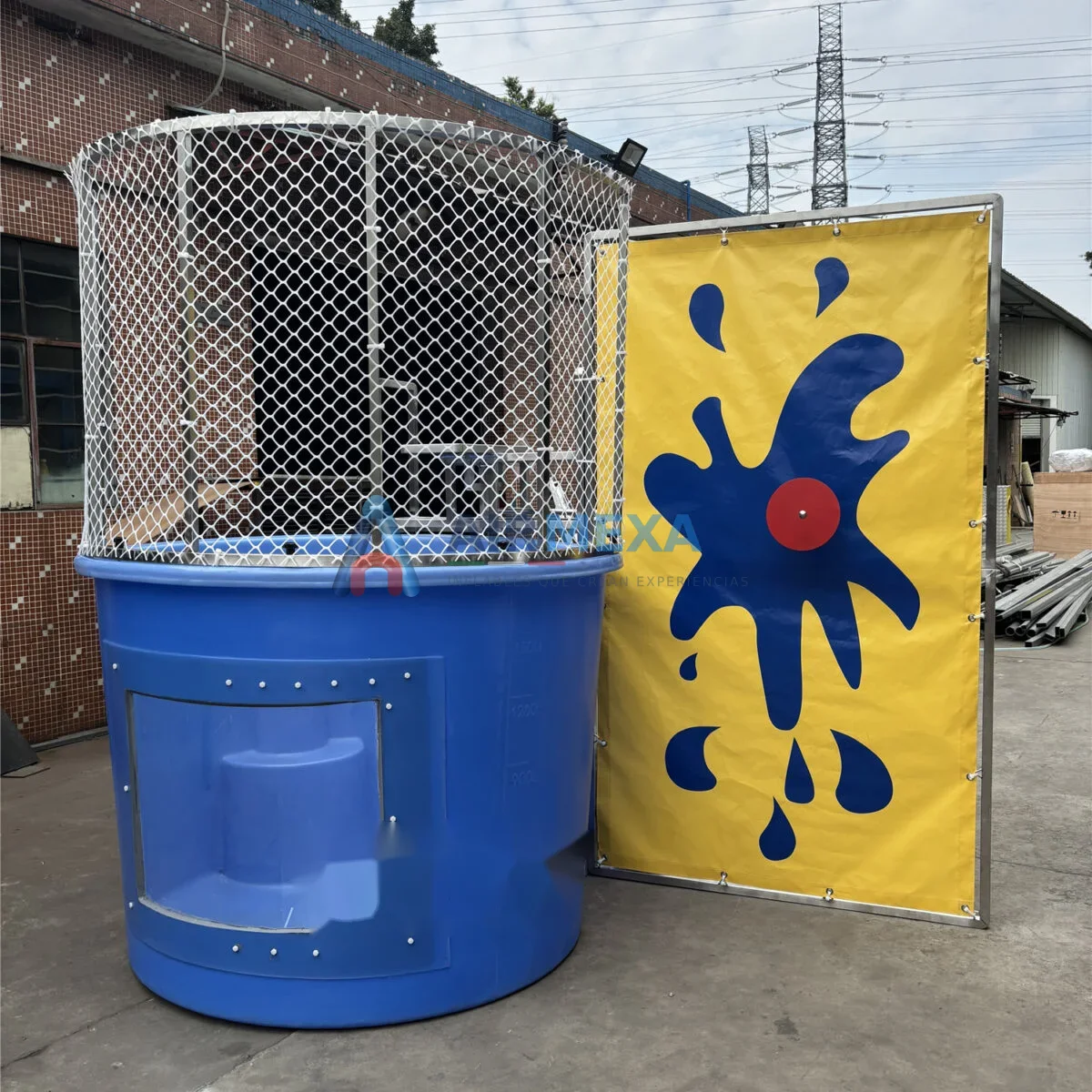 Toro mecánico comercial con colchón inflable de aterrizaje en evento