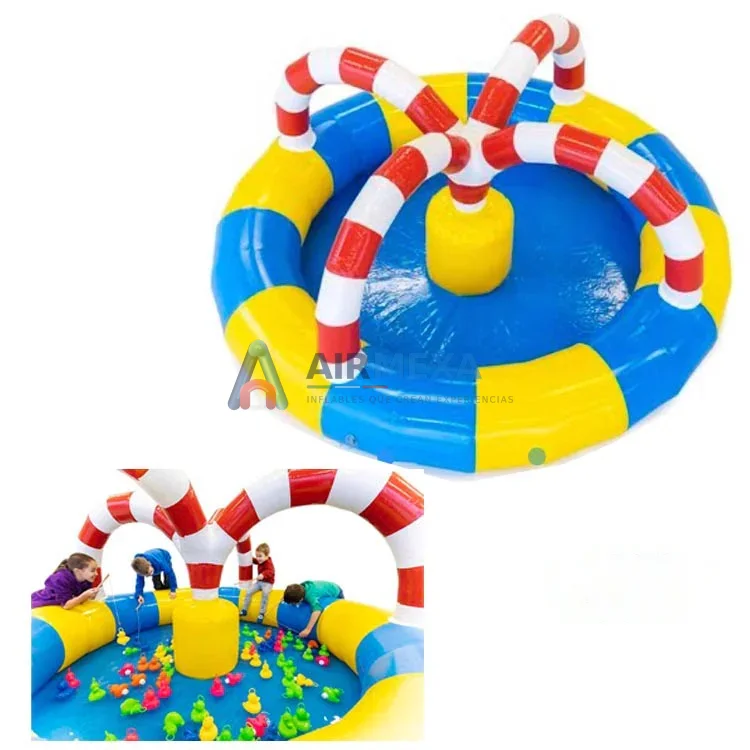 Bote de pedal en forma de flamingo flotando en alberca comercial