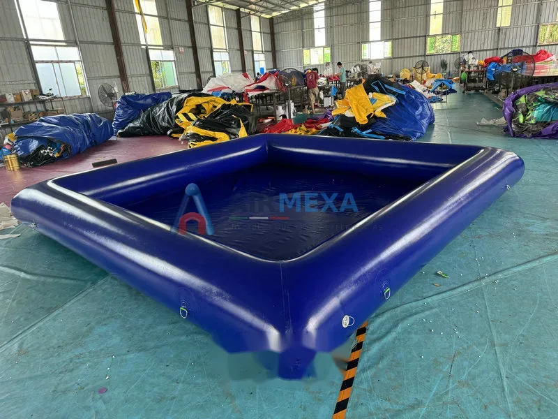 Alberca inflable comercial azul de 8x5 metros instalada en balneario