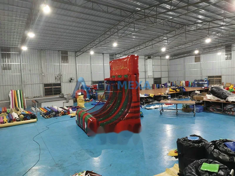 Juego inflable de básquetbol con múltiples aros para eventos y activaciones
