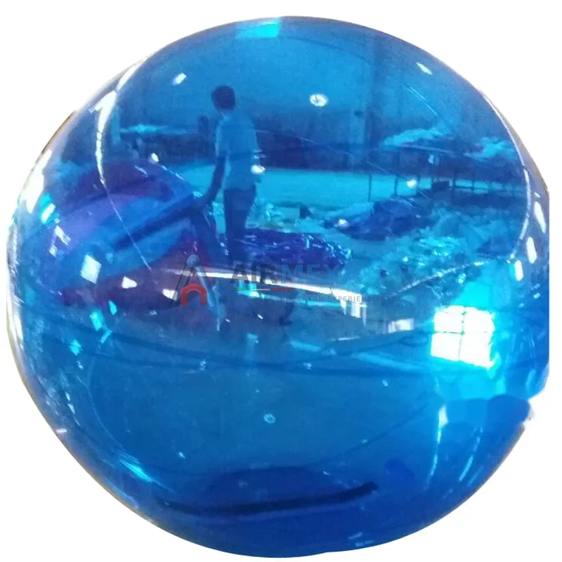 Esfera acuática inflable transparente de 2 metros flotando sobre el agua