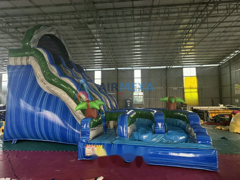 Resbaladilla acuática inflable curva temática de lava instalada junto a alberca